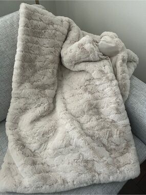 Bouclair Oatmeal Sheep Faux Fur Throw Blanket - Cream Cozy Plush
